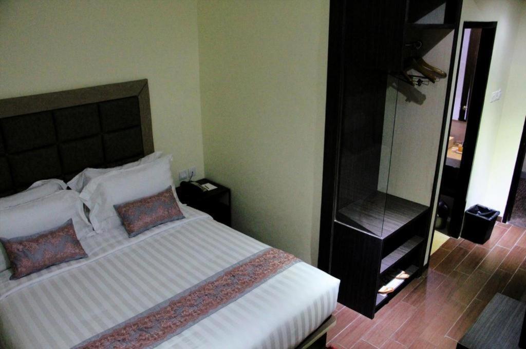 The Belagri Hotel And Convention Соронг Екстериор снимка